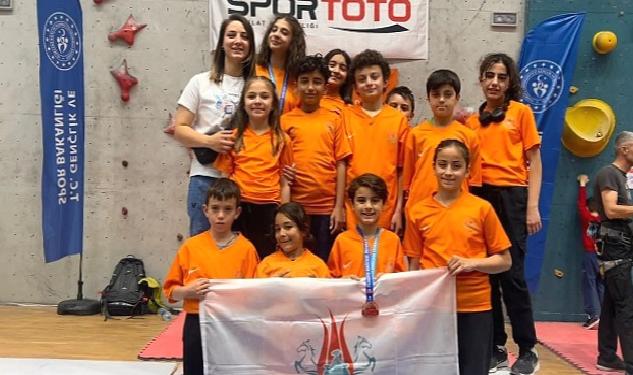 Nevşehir Belediyesi Gençlik ve Spor Kulübü sporcuları, katıldıkları Spor Tırmanış Küçükler C-D-E (Lider) Türkiye Şampiyonası’ndan iki Türkiye ikinciliği derecesi ile döndü