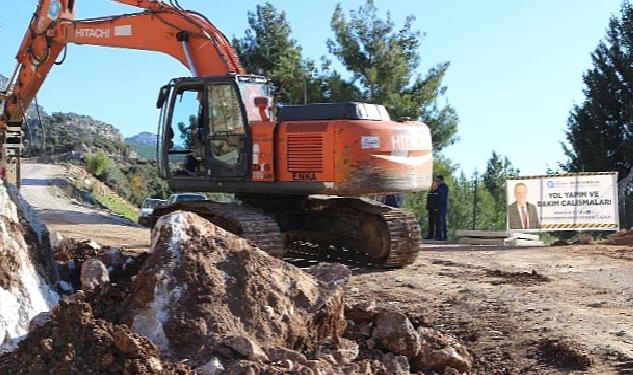 Akseki’de bozulan yollar onarılıyor