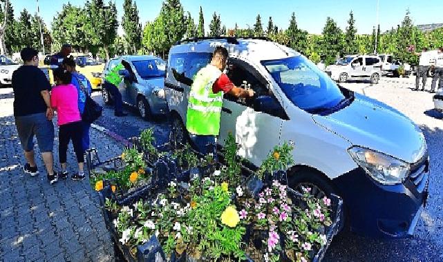 İzmir Büyükşehir Belediyesi’nden mezarlıklarda çiçek sürprizi