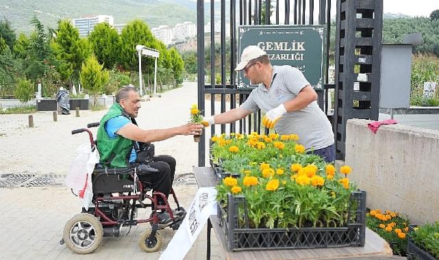 Mezarlıklarda çiçekler Gemlik Belediyesi’nden