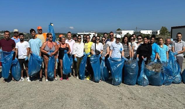 Seferihisar’da Çevre Günü’nde plaj temizliği