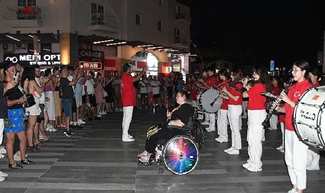 Cumhuriyet Bandosu Kemer’i salladı