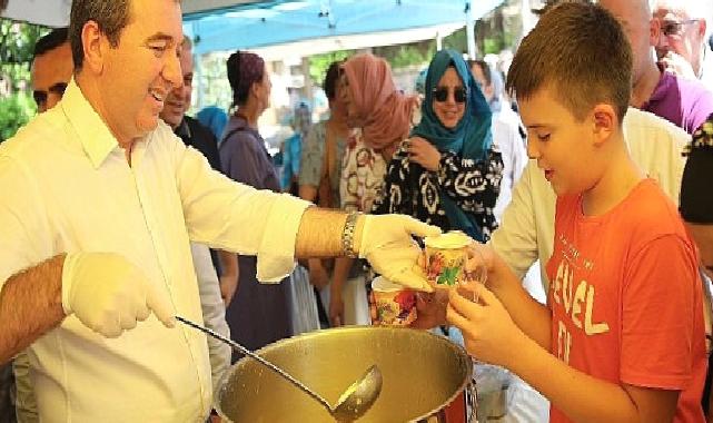 Bergama Belediye Başkanı Hakan Koştu aşure dağıttı