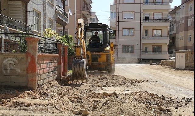 Karaman Belediyesi Fen İşleri Müdürlüğü ekipleri, Valide Sultan Mahallesi’nde kaldırım çalışması başlattı