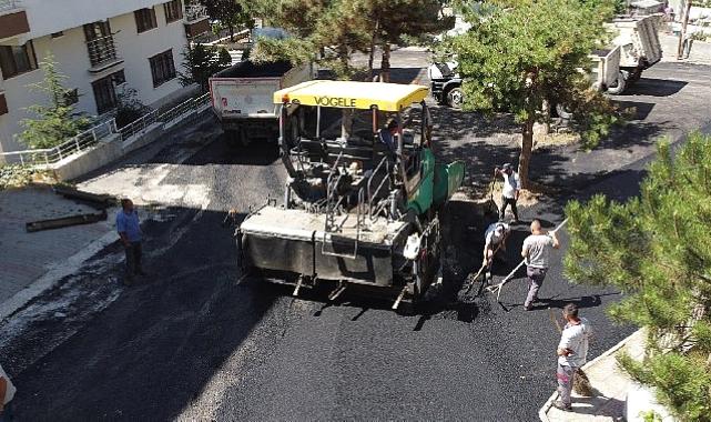 Keçiören’in sokakları sıcak asfaltla yenileniyor