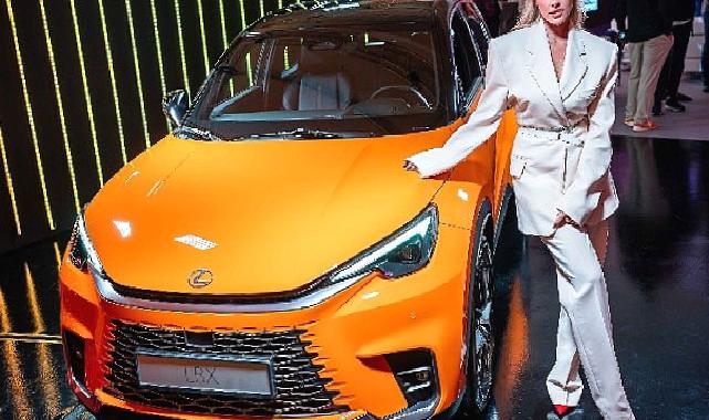 Hadise Londra’da Lexus’un Sanatsal Otoparkında LBX Cool ile Tanıştı