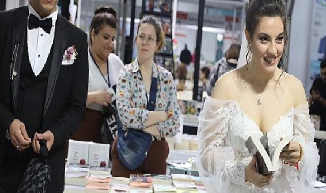 13. Kocaeli Kitap Fuarı’nda Gelin Damat Sürprizi