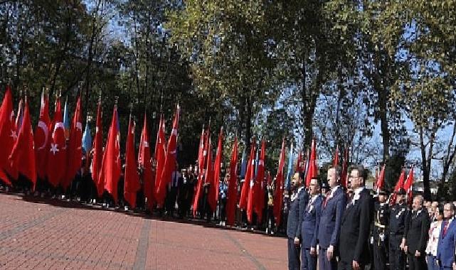 29 Ekim Cumhuriyet Bayramı’nın 100. yıldönümü kutlamaları, bugün Atatürk anıtı önünde düzenlenen çelenk sunma töreniyle başladı.