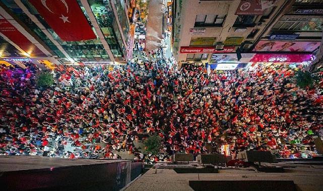 Binlerce Karşıyakalı Cumhuriyet aşkıyla sel oldu, sokaklara döküldü
