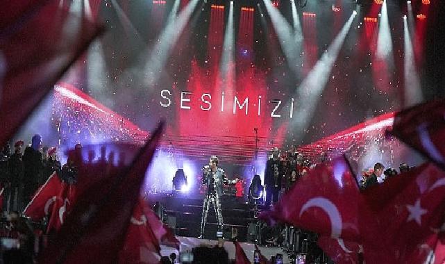 Kenan Doğulu, Cumhuriyet’in 100. yılını unutulmaz İzmir konseriyle kutladı. 