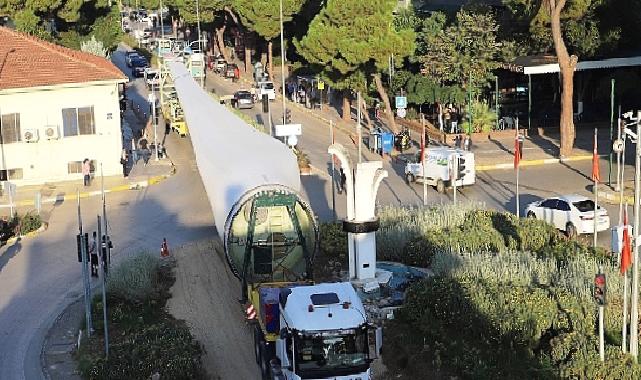 Ödemiş’te Dev Rüzgâr Kanatları Şehir Merkezinden Geçti; Başkan Eriş “Çevre Yolu” için Çağrıda Bulundu