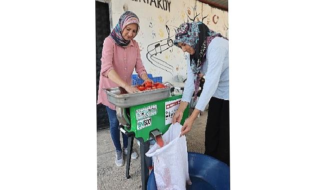 Büyükşehir’den Kumlucalı kadınlara domates sıkma makinesi