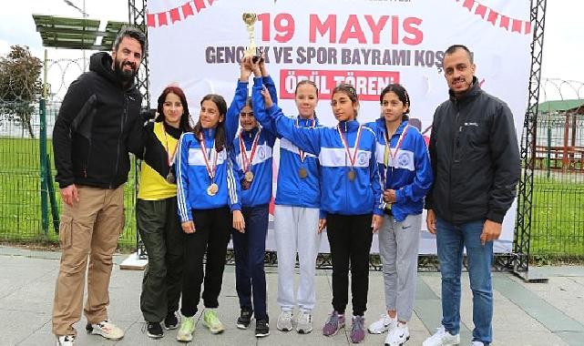 Küçükçekmece Belediyesi ve İlçe Milli Eğitim Müdürlüğü işbirliği ile okullar arası 19 Mayıs Gençlik ve Spor Bayramı kros yarışması düzenlendi