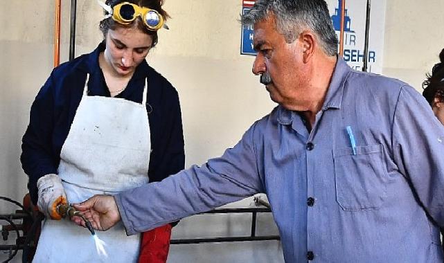 Meslek Fabrikası, kadın oksijen kaynakçıları yetiştiriyor Kadın kaynakçılar iş başında