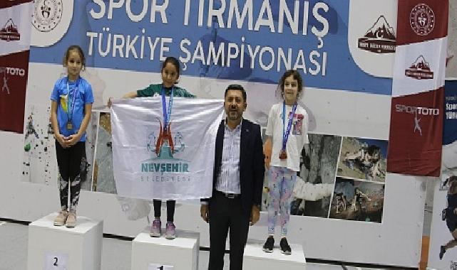 Nevşehir Belediyesi Gençlik ve Spor Kulübü sporcusu Belkıs Durmuş, Spor Tırmanış Küçükler Türkiye Şampiyonası’nda tüm rakiplerini geride bırakarak Türkiye Şampiyonu oldu.