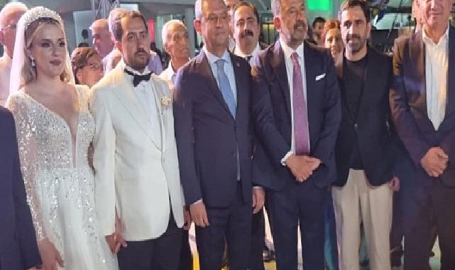 Güzelbahçe Belediye Başkanı Mustafa Günay, CHP Genel Başkanı Özgür Özel’inde katıldığı Melisa Yavaşoğlu ve Gaffar Çiçek’in düğün töreninde nikah şahitliği yaptı