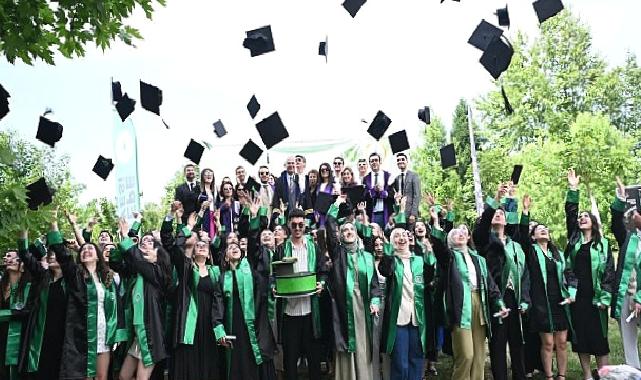 Kartepe Belediye Başkanı Av.M.Mustafa Kocaman, Kocaeli Üniversitesi Turizm Fakültesi’nin 2023-2024 Akademik Yılı mezuniyet törenine katıldı. Mezuniyet heyecanının yaşandığı törende, 109 öğrenci mezun oldu