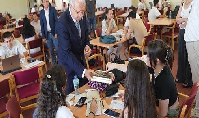 Rektör Prof. Dr. Budak, final sınavlarına hazırlanan öğrencilerle bir araya geldi