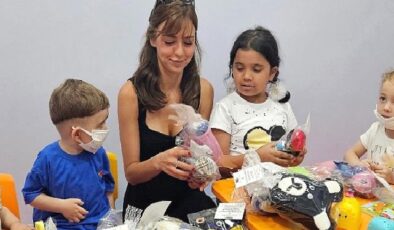 Ünlü oyuncu Aslıhan Malbora tedavi gören çocuklara bayram için “Tebessüm Bebekleri” hediye etti.